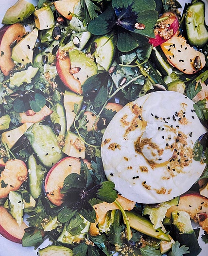 Geplette komkommer, avocado en perzik sla