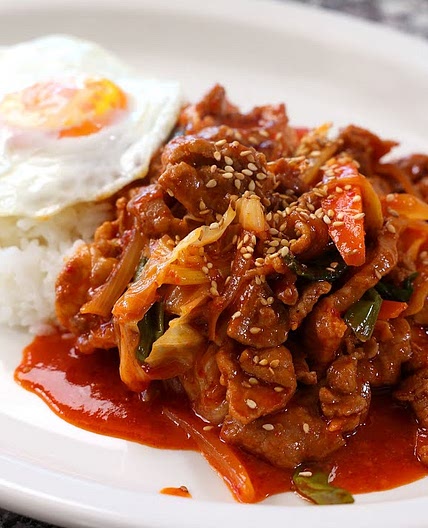 Spicy pork and vegetables over rice (Jeyuk-deopbap: 제육덮밥)