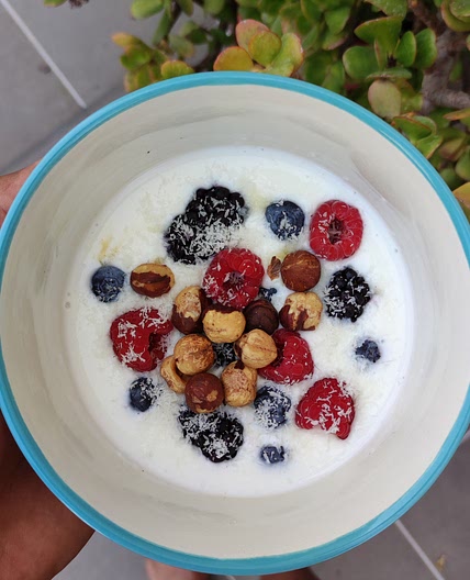 Yogur con fruta y semillas