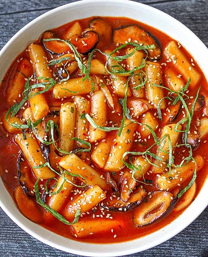 VEGAN TTEOKBOKKI RECIPE | Spicy Korean Rice Cakes | 비건 떡볶이