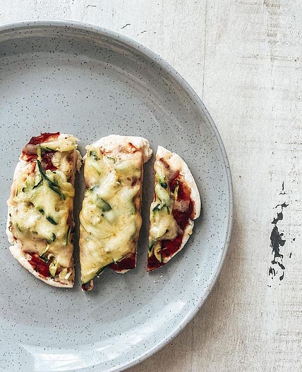 🍕🍕🍕 BABY PIZZA 🍕🍕🍕 Super yummy pizzas with only 2 ingredients for the dough! I think this was Arahia’s favourite food she has tried so far 😂 It made enough dough for about 5 mini pizzas🍕🍕 • 1 - 2 cups of self raising flour • 1 cup plain Greek yogh