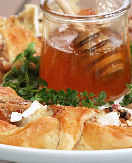 Baked Brie Wreath