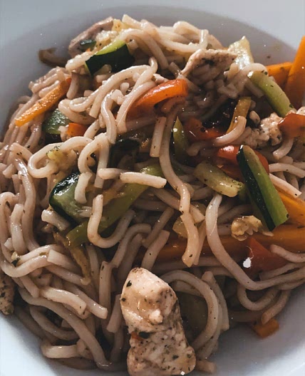 Nouilles sautées au légumes et poulet 