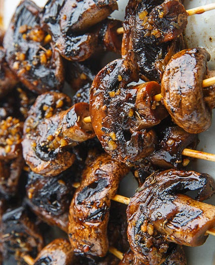 Brochettes de champignons à l’ail et balsamique sur le BBQ!