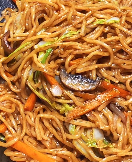 Vegetable Lo Mein with Cabbage and Mushrooms