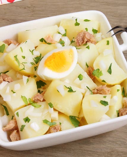 Salade fraîche de pommes de terre au thon et à l’œuf