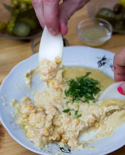 Smooth garlic hummus