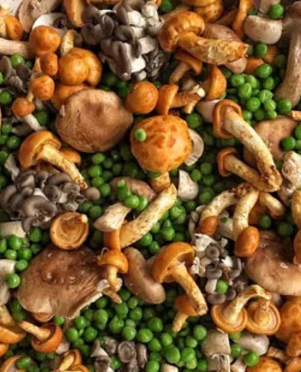 Cogumelos com ervilhas e coentros