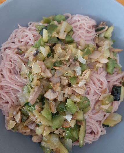 Tallarines de Arroz salteados con verdura y tofu