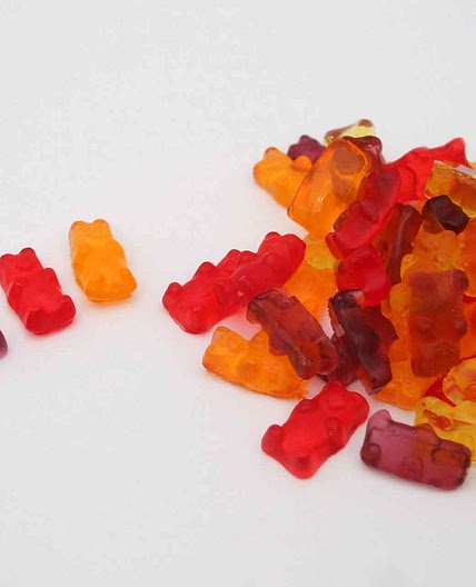 Low Calorie Gummy Bear Lollies – Just 2 Ingredients!