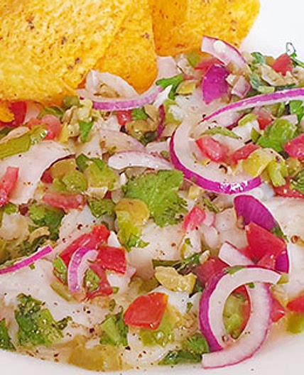 Ceviche van witvis met tomaat, olijven en groene pepers