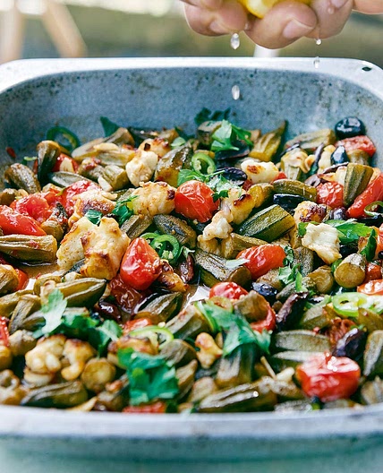 Pan-fried okra with tomato, olives and haloumi