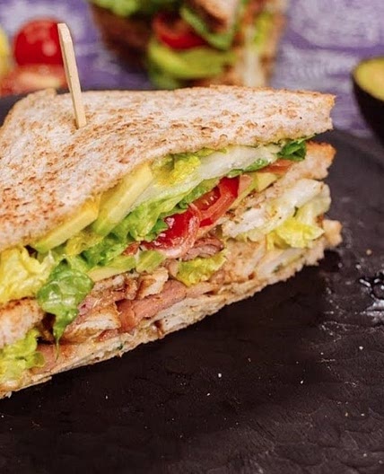 Club sandwich au poulet, bacon & avocat