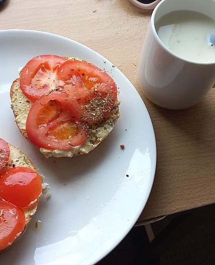 Tostada Humus y Tomate