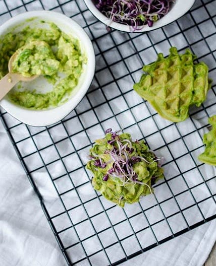 Spinatwaffeln mit Avocado und Sprossen