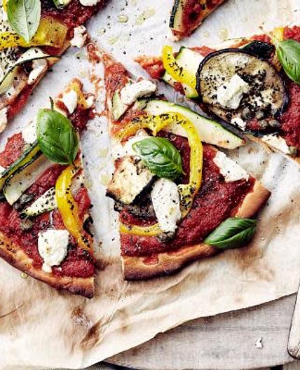 Pizza met mediterrane groente (Pizza with Mediterranean vegetables)