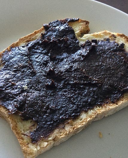 Pain sans gluten avec tartinade dattes-chocolat 