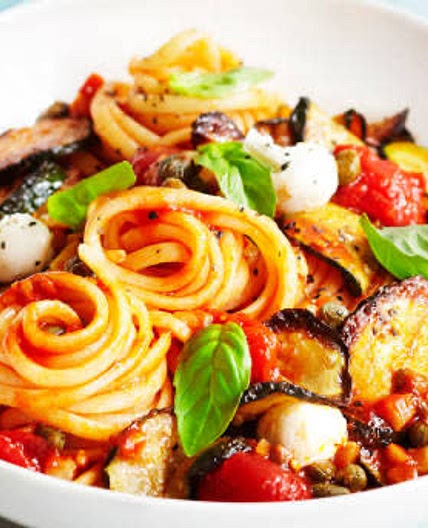 Medelhavspasta med zucchini och mozzarella 