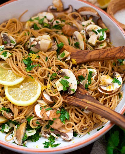 Spaghetti mit Zitronen und Champignons