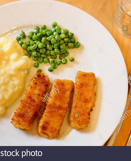 Fischstäbchen mit Erbsen und Kartoffelbrei