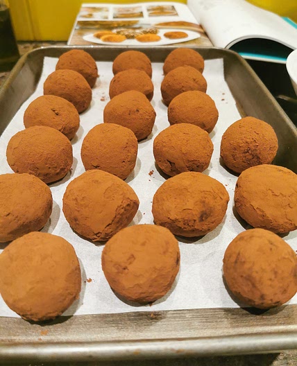 CHOCOLATE AND CRANBERRY ENERGY BALLS