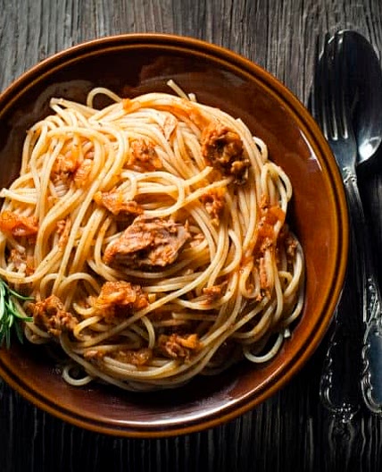 Tuna pasta with olive oil and garlic