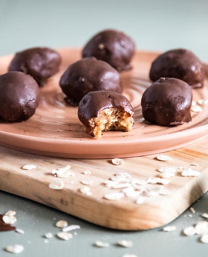 Healthy Chocolate Peanut Butter Energy Bites