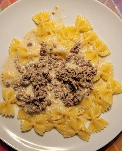 Hackfleisch Käse Soße mit Farfalle