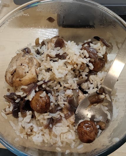 Garlic, onion, mushroom chicken rice
