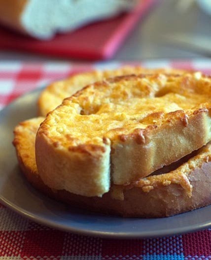 Claim Jumper Garlic Cheese Bread