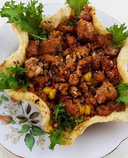 Minced chicken in puff pastry baskets