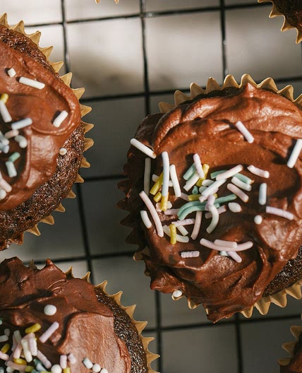 Easy vegan chocolate cupcakes recipe with chocolate ganache