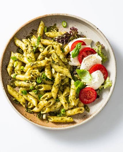 Pasta pesto met tomatensalade