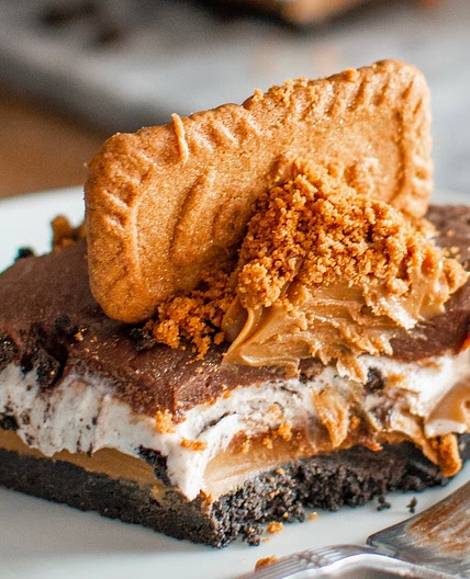 Vegan Oreo & Biscoff Tray Bake Cheesecake