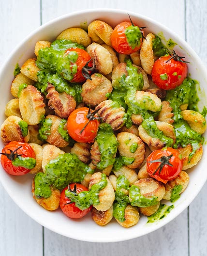 20-Minute Pesto-Gnocchi with Burst Tomatoes