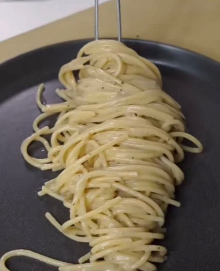 Quick and easy cacio e pepe #foodtiktok #tiktokcooks #learnontiktok
