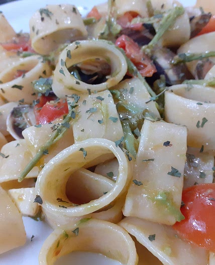 Calamarata con crema di asparagi , Pomodorini e vongole