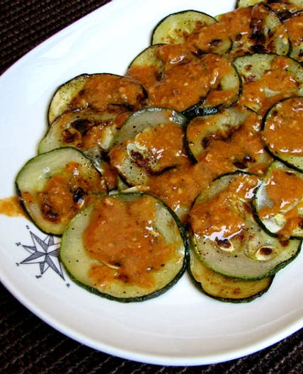 CALABACINES ASADOS CON SALSA DE PIMIENTO Y ALMENDRAS
