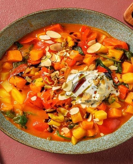 Süßkartoffeleintopf mit Paprika & Kürbiskernöl Bei diesem Gericht wird 50% weniger CO2e durch Zutaten & Transport verursacht als bei einem durchschnittlichen HelloFresh Rezept