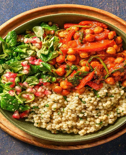 Kichererbsen-Baharat-Bowl mit Perlencouscous
