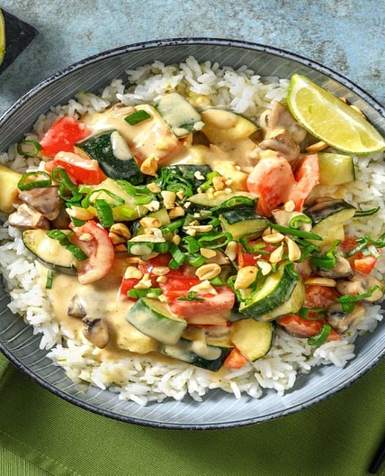 Scharfes grünes Gemüsecurry auf Limettenreis Bei diesem Rezept wird 50% weniger CO2e durch Zutaten & Transport verursacht als bei einem durchschnittlichen HelloFresh Rezept