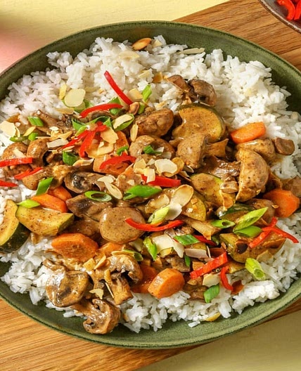 Indisches Korma Curry mit Zucchini Bei diesem Rezept wird 50% weniger CO2e durch Zutaten & Transport verursacht als bei einem durchschnittlichen HelloFresh Rezept