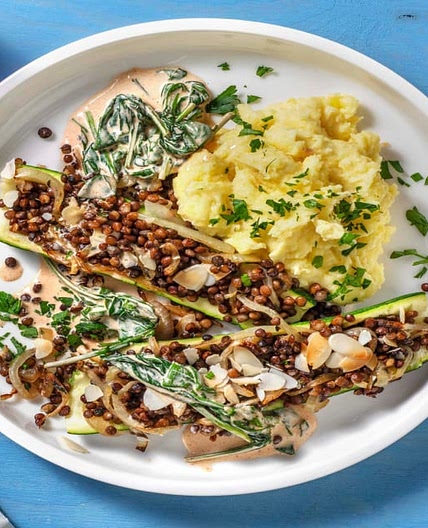 Gefüllte Zucchini mit Linsen & cremiger Spinatsoße Bei diesem Rezept wird 50% weniger CO2e durch Zutaten & Transport verursacht als bei einem durchschnittlichen HelloFresh Rezept