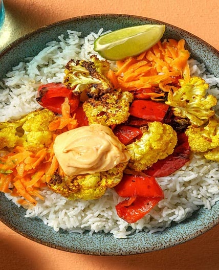 Vegane Asia-Bowl mit Röst-Blumenkohl Nigella-Reis und Sriracha-Mayo