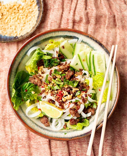 Frisse Vietnamese noedelsalade met gehakt