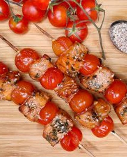 Spiedini di salmone e pomodorini nella friggitrice ad aria