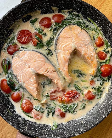 Filetto di salmone con panna, spinaci e pomodorini