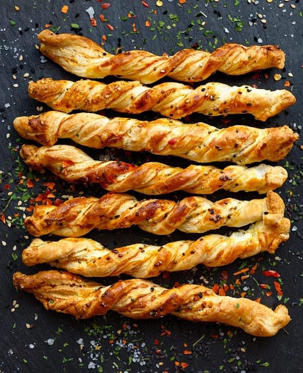 Flûtes feuilletées au fromage et aux graines