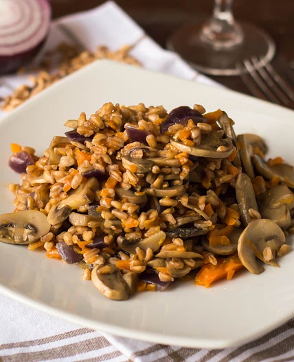 Farro con funghi carote e cipolla rossa