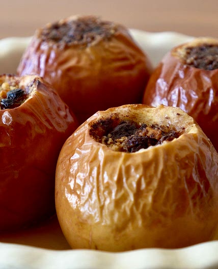 Baked Apples with Cinnamon, Walnuts, Raisins and Honey 